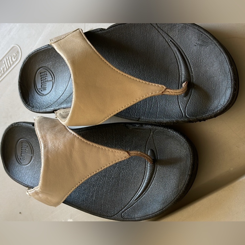 Fitflop Tan and Black Flip Flop Sandals